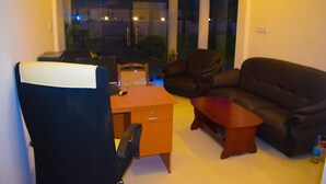 Lobby sitting area - Gaja Hotel & Rest House (Chunnakam)
