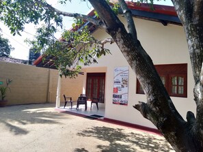 Vista frontal de la propiedad