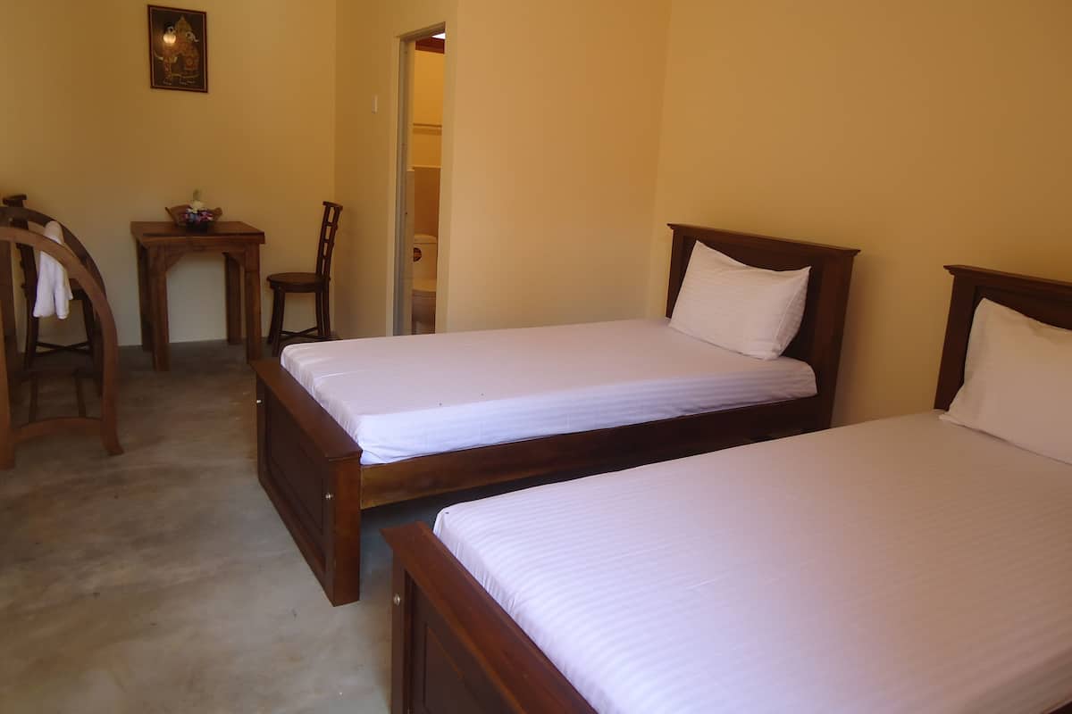 Economy Twin Room, 2 Katil Bujang (Single), Non Smoking | 1 bilik tidur, peti besi dalam bilik