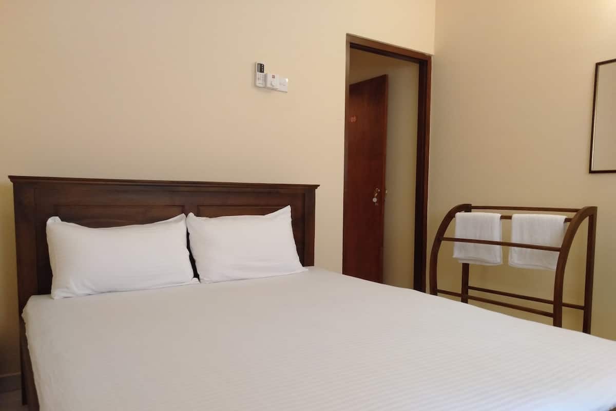 Comfort Double Room, 1 Katil Ratu (Queen), Non Smoking | 1 bilik tidur, peti besi dalam bilik