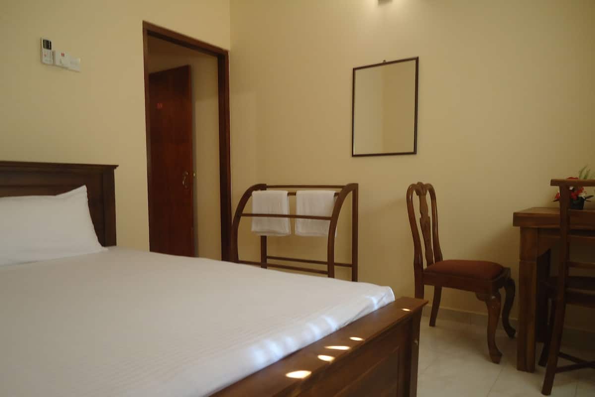 Economy Double Room, 1 Katil Kelamin (Double), Non Smoking | 1 bilik tidur, peti besi dalam bilik