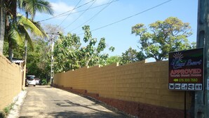 Calle con un cartel que indica una casa de huéspedes turística aprobada.