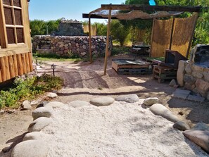 平房, 1 間臥室, 私人浴室 | 客廳 | 24 吋等離子電視連衛星電視頻道、電視