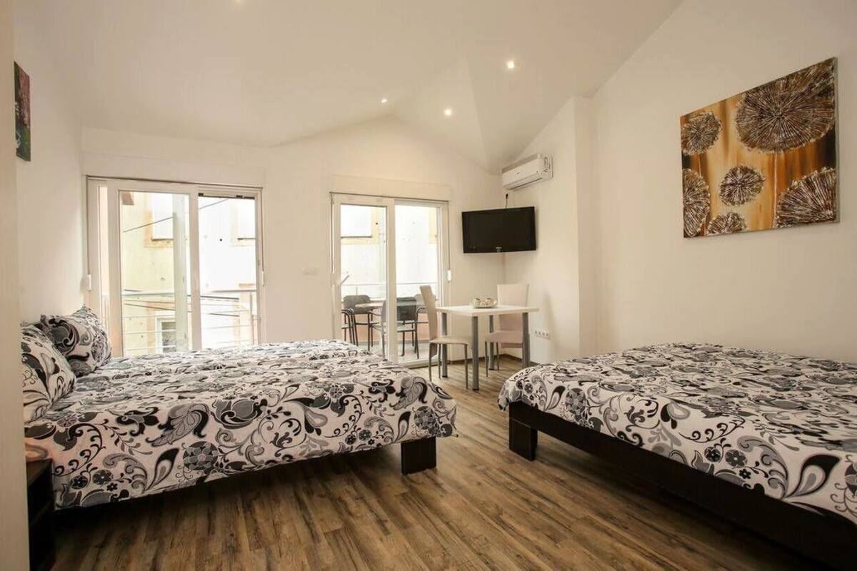 Luxury-Vierbettzimmer | Schreibtisch, Verdunkelungsvorhänge, schallisolierte Zimmer
