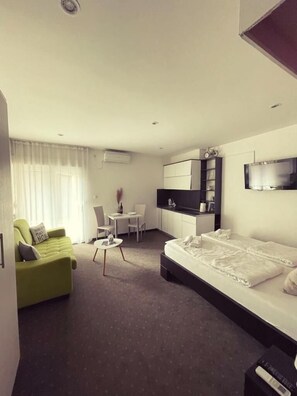 Desk, blackout curtains, soundproofing, iron/ironing board - Villa Zaad (Mostar)