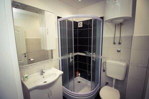Deluxe-Doppelzimmer | Badezimmer | Dusche, kostenlose Toilettenartikel, Haartrockner, Hausschuhe