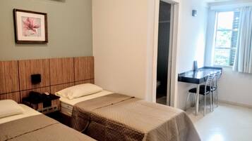 Escritorio, wifi gratis y ropa de cama