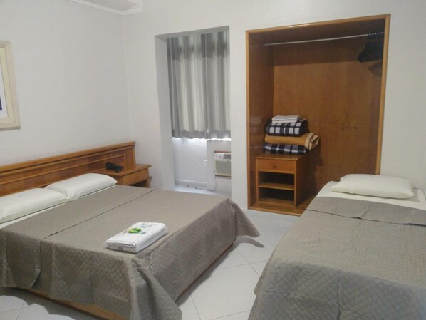 办公桌、免费 WiFi、床单