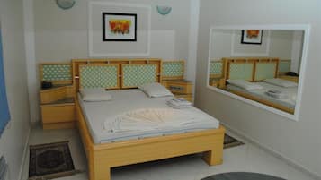 Escritorio, wifi gratis y ropa de cama