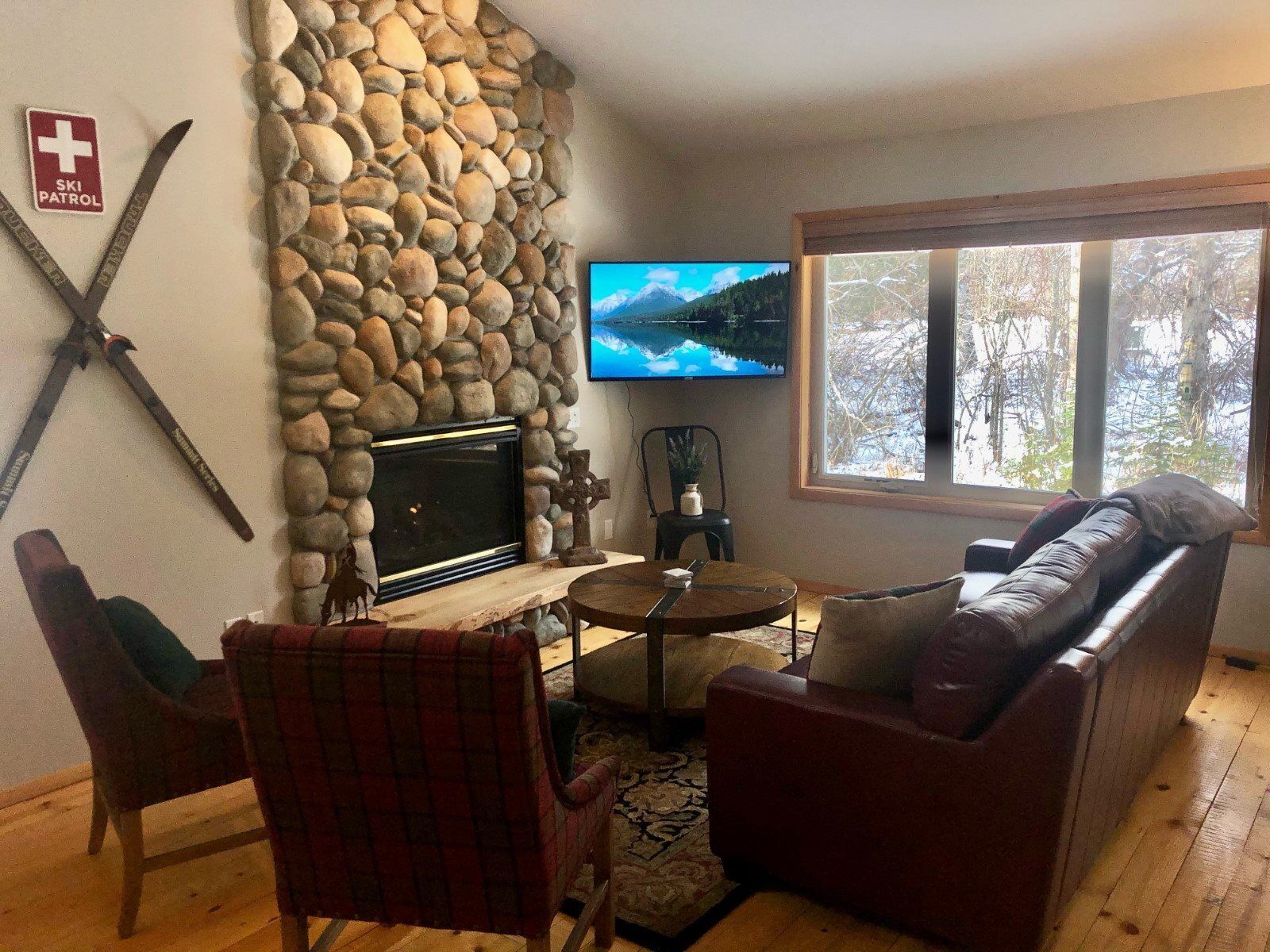 Condo (MH216) | Living room | Flat-screen TV