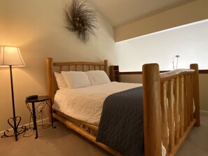 Condo (MH204) | 2 chambres, ameublement unique, accès au Wi-Fi (inclus), literie fournie