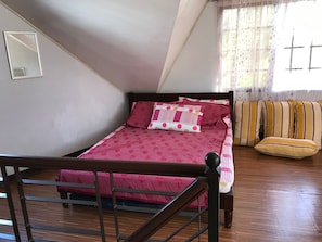2 habitaciones y tabla de planchar con plancha