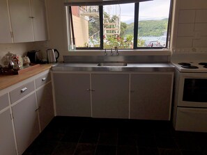 Een koelkast, een magnetron, een oven, een kookplaat