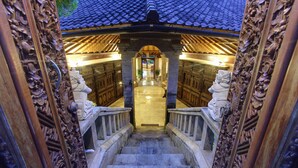 Eine Treppe mit aufwendiger Holzgalerie und einem Ziegeldach.