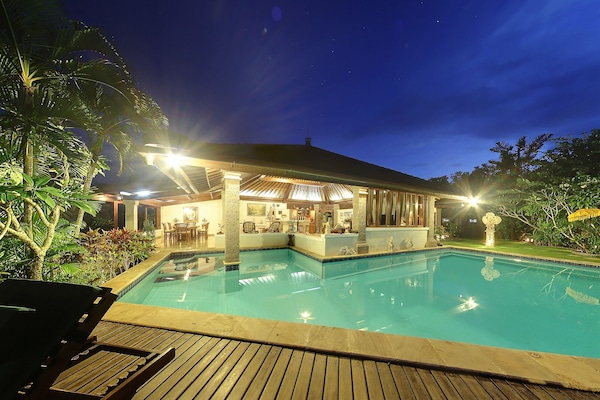 Senyum, Traditional 4 Bedroom Cliff View