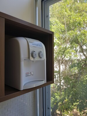 Novo Apto em Ipanema a 300m da Praia | Cozinha privada | Geladeira grande, micro-ondas, cooktop