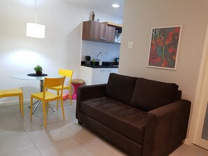 Novo Apto em Ipanema a 300m da Praia | Sala de estar