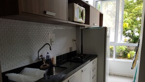 Novo Apto em Ipanema a 300m da Praia | Private kitchen | Full-sized fridge, microwave, stovetop, cookware/dishes/utensils - Novo Apto em Ipanema a 300m da Praia (Rio de Janeiro)