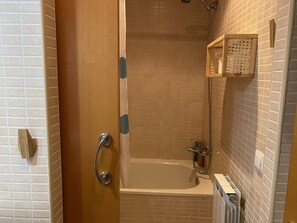 Combined shower/bathtub, hair dryer, towels, soap