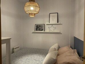 2 slaapkamers, een strijkplank/strijkijzer, gratis wifi, beddengoed