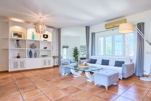 Smart TV - Ibicenco-style villa with private pool near the marina (Cala d' Or)