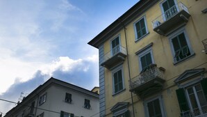 Une rangée d’immeubles à plusieurs étages, dotés de balcons et de fenêtres.