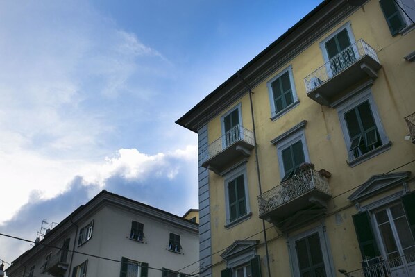 Una hilera de edificios de varios pisos con balcones y ventanas.