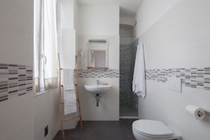 Douche, articles de toilette gratuits, sèche-cheveux, bidet