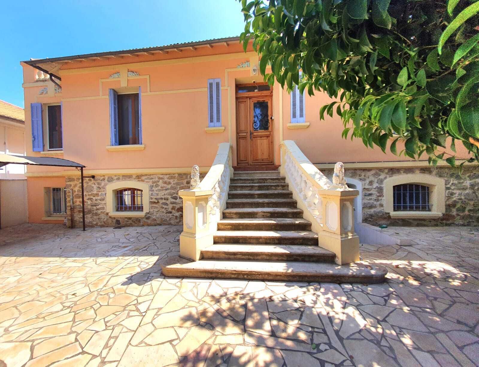 VILLA IN RESIDENTIAL AREA - FULL CENTER HYERES AND VERY QUIET AIR-CONDITIONED