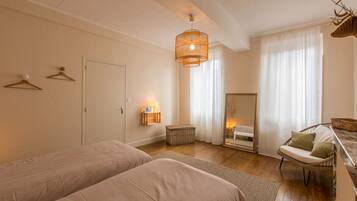5 slaapkamers, een strijkplank/strijkijzer, reisbedje, gratis wifi