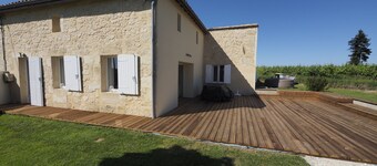 House in the middle of vineyards with enclosed garden, ideal families