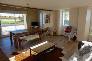 Télévision, lecteur de DVD, livres, médiathèque