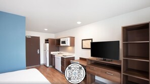 Full-size fridge, microwave, stovetop - WoodSpring Suites Dallas Plano Central Legacy Drive (Plano)