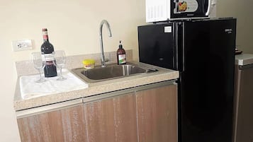 Refrigerador, microondas, parrilla de estufa y tetera eléctrica