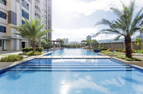 Outdoor pool - Beautiful Studio with Panoramic View (Horizons 101 Condominium Cebu) (Cebu City)