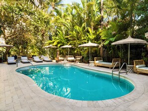 Piscina externa, funciona das 7h às 19h, guarda-sóis, espreguiçadeiras