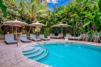 Outdoor pool, open 7:00 AM to 10:00 PM, pool umbrellas, sun loungers at Hotel Trouvail Miami Beach