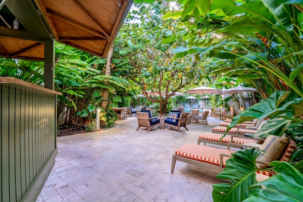 Poolside bar