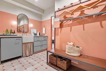 Egyptian cotton sheets, premium bedding, down comforters, pillowtop beds at Hotel Trouvail Miami Beach