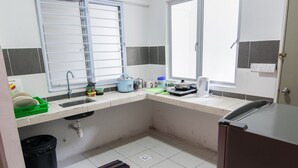 A small kitchen with a sink, a window, and a stove. - Cameron Highlands (Cameron Jaya) (Cameron Highlands)
