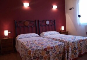 4 chambres, fer et planche à repasser, Wi-Fi, draps fournis