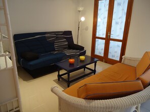 Fernseher, Kamin, Bücher