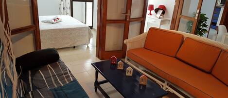 3 slaapkamers, een strijkplank/strijkijzer, wifi, beddengoed