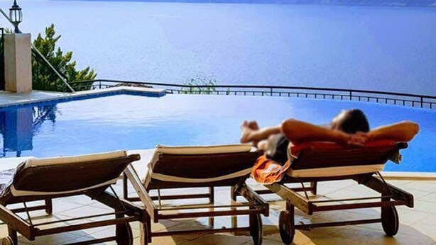 A poolside area with lounge chairs and a view of a lake and mountains. - Villa Mavi Manzara / Luxury, secluded private villa (Kas)