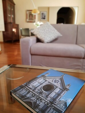 Smart-TV, Bücher, Stereoanlage