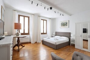 3 Schlafzimmer, Schreibtisch, Bügeleisen/Bügelbrett, Reisekinderbett