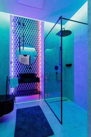 Shower, towels, shampoo