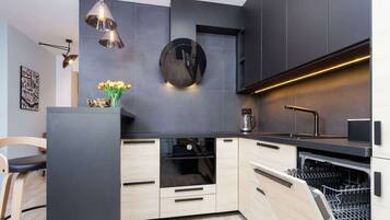 Fridge, oven, stovetop, dishwasher