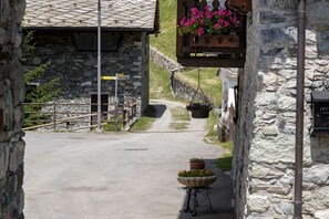 Property grounds - Maisonette Grené is a romantic mountain style apartment outside the Valtournenche village (Valtorunenche)