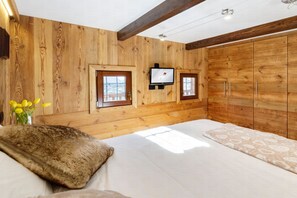 Iron/ironing board - Maisonette Grené is a romantic mountain style apartment outside the Valtournenche village (Valtorunenche)